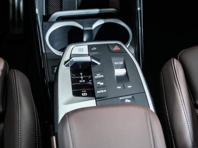 BMW iX2 eDrive20 color Blanco. Año 2024. 150KW(204CV). Eléctrico. En concesionario Oliva Motor Tarragona de Tarragona