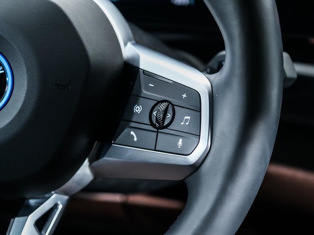 BMW iX2 eDrive20 color Blanco. Año 2024. 150KW(204CV). Eléctrico. En concesionario Oliva Motor Tarragona de Tarragona