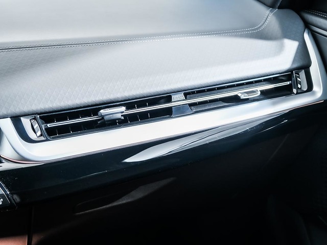 BMW iX2 eDrive20 color Blanco. Año 2024. 150KW(204CV). Eléctrico. En concesionario Oliva Motor Tarragona de Tarragona