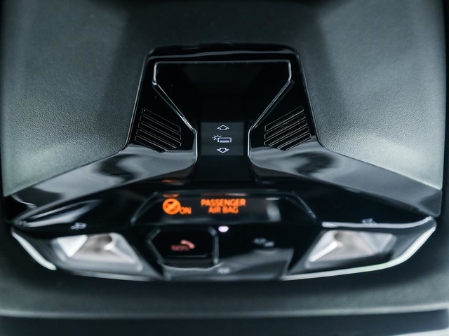 BMW iX2 eDrive20 color Blanco. Año 2024. 150KW(204CV). Eléctrico. En concesionario Oliva Motor Tarragona de Tarragona