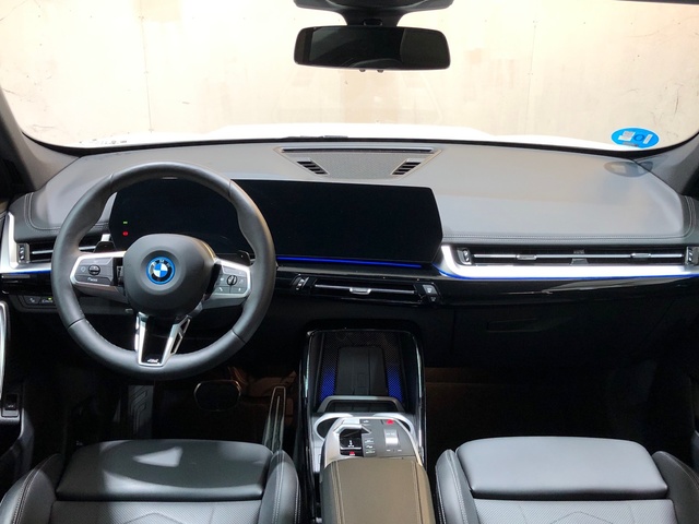 BMW X1 xDrive25e color Blanco. Año 2025. 180KW(245CV). Híbrido Electro/Gasolina. En concesionario Movilnorte El Carralero de Madrid