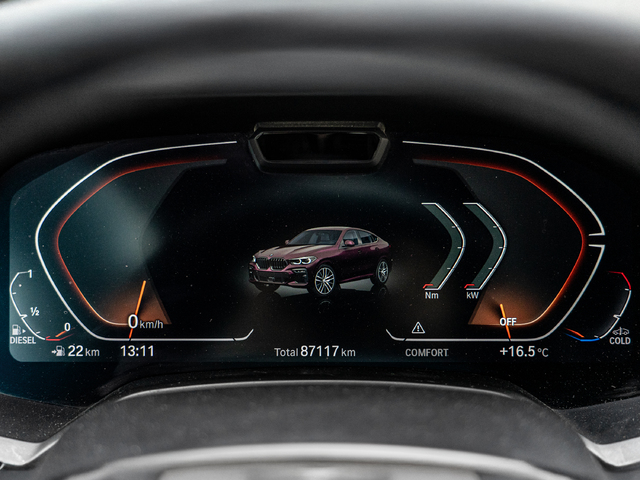 BMW X6 xDrive30d color Violeta. Año 2022. 210KW(286CV). Diésel. En concesionario Caetano Cuzco, Alcalá de Madrid