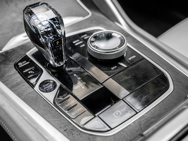 BMW X6 xDrive30d color Violeta. Año 2022. 210KW(286CV). Diésel. En concesionario Caetano Cuzco, Alcalá de Madrid