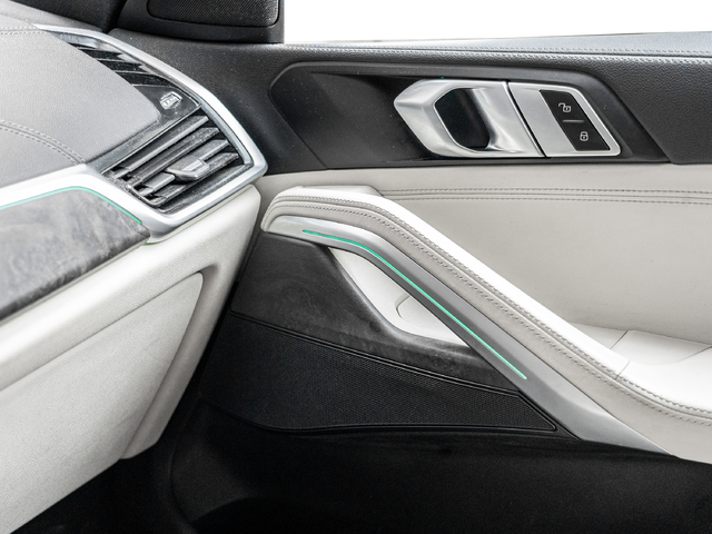 BMW X6 xDrive30d color Violeta. Año 2022. 210KW(286CV). Diésel. En concesionario Caetano Cuzco, Alcalá de Madrid