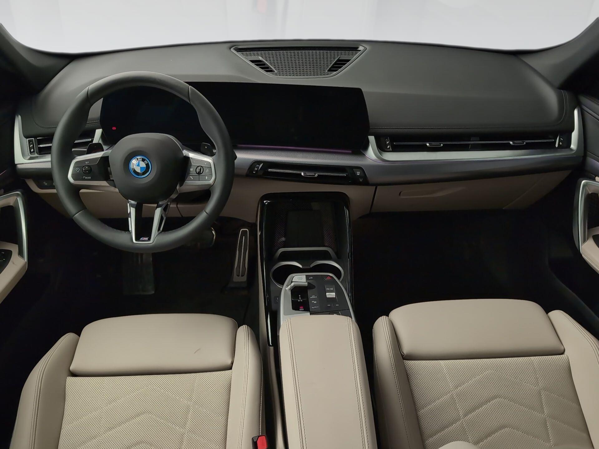 BMW X1 xDrive30e color Negro. Año 2025. 240KW(326CV). Híbrido Electro/Gasolina. En concesionario Automotor Premium Velázquez - Málaga de Málaga