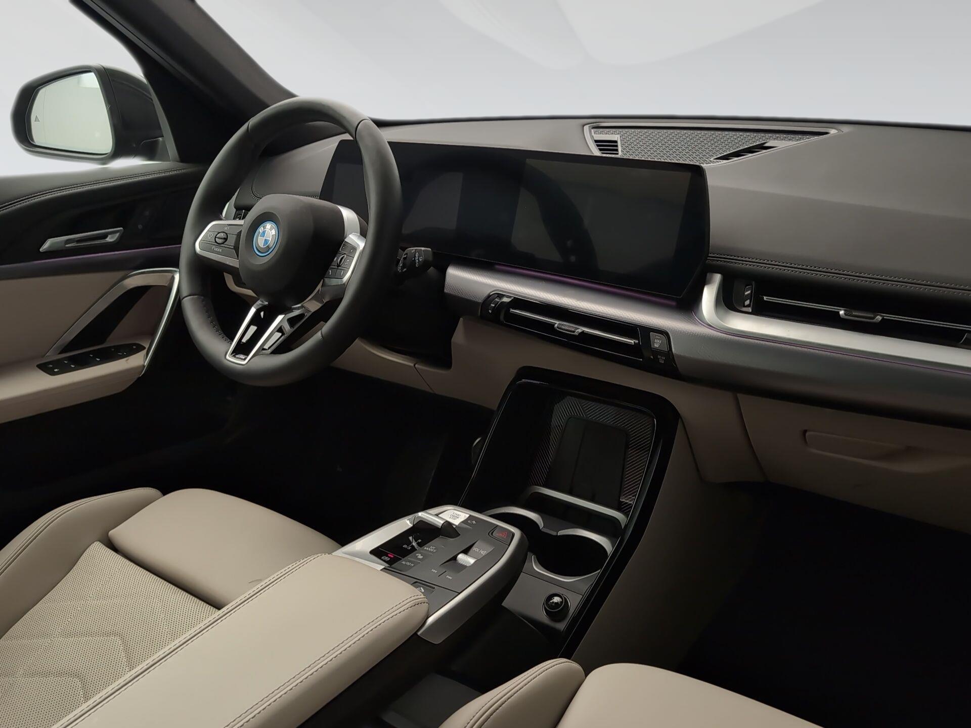 BMW X1 xDrive30e color Negro. Año 2025. 240KW(326CV). Híbrido Electro/Gasolina. En concesionario Automotor Premium Velázquez - Málaga de Málaga