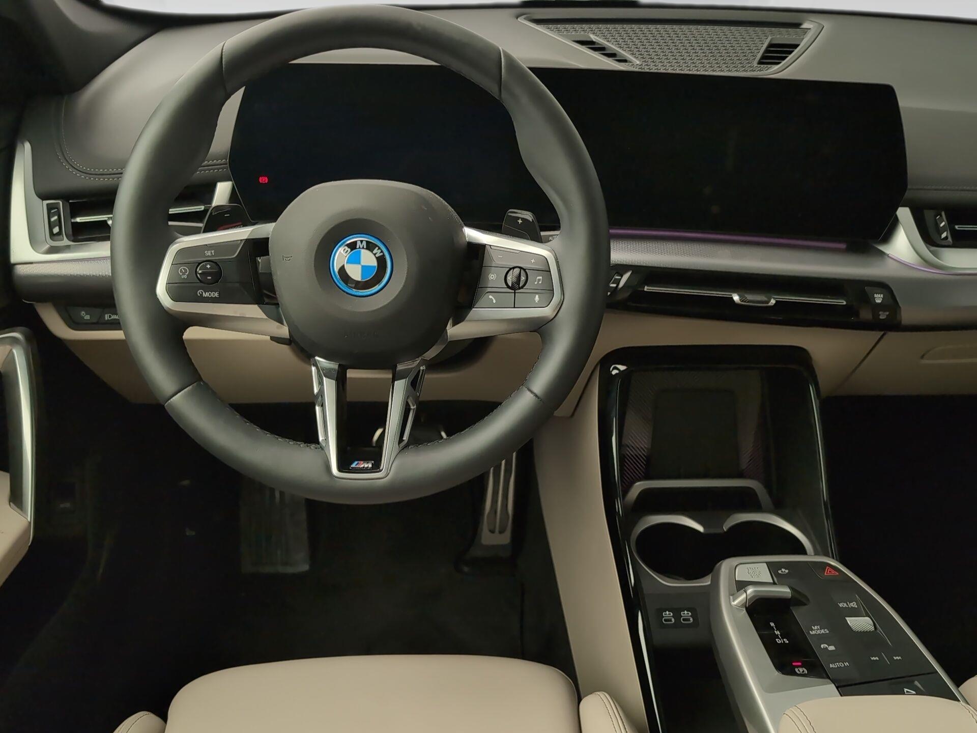 BMW X1 xDrive30e color Negro. Año 2025. 240KW(326CV). Híbrido Electro/Gasolina. En concesionario Automotor Premium Velázquez - Málaga de Málaga