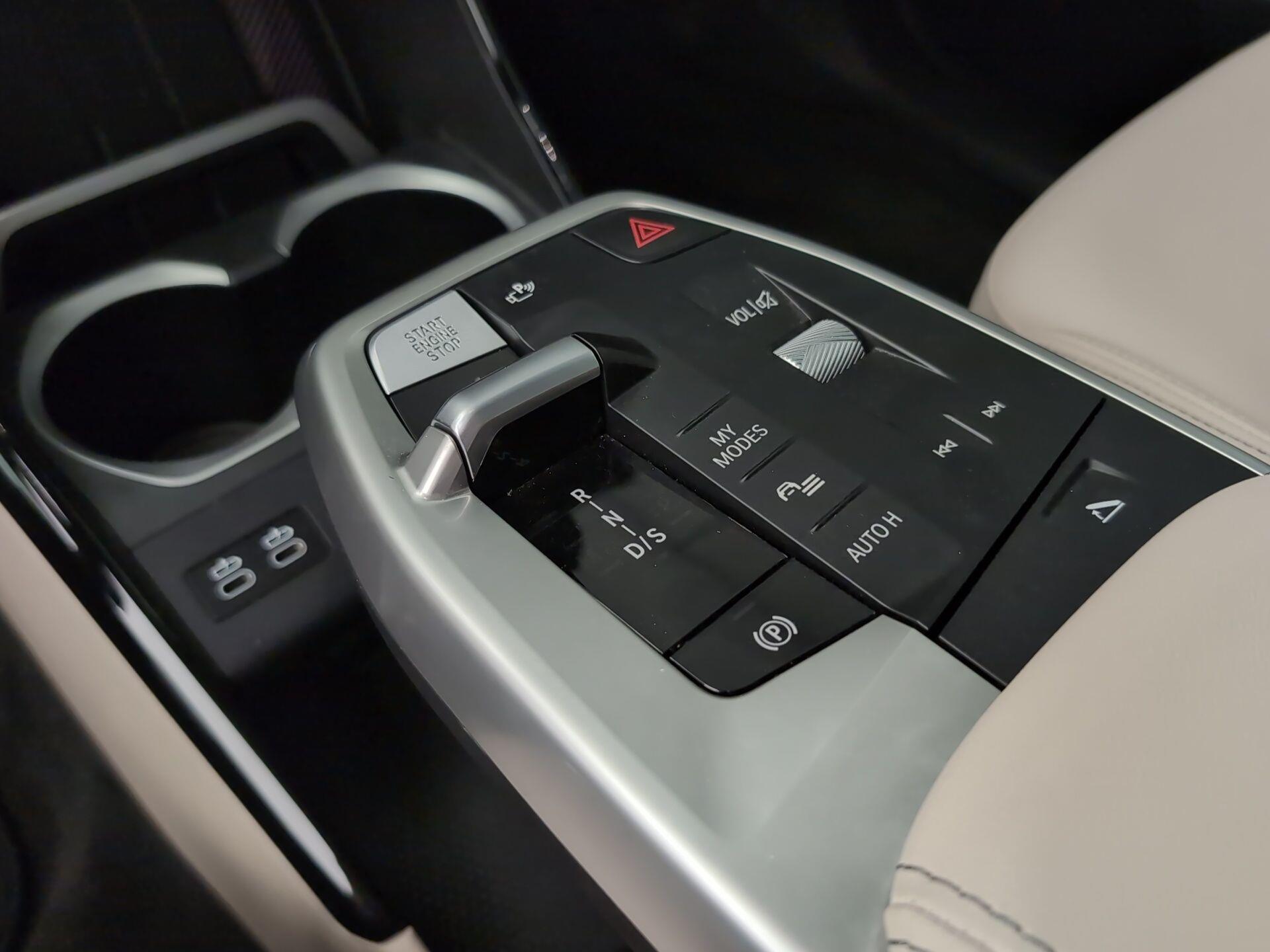 BMW X1 xDrive30e color Negro. Año 2025. 240KW(326CV). Híbrido Electro/Gasolina. En concesionario Automotor Premium Velázquez - Málaga de Málaga