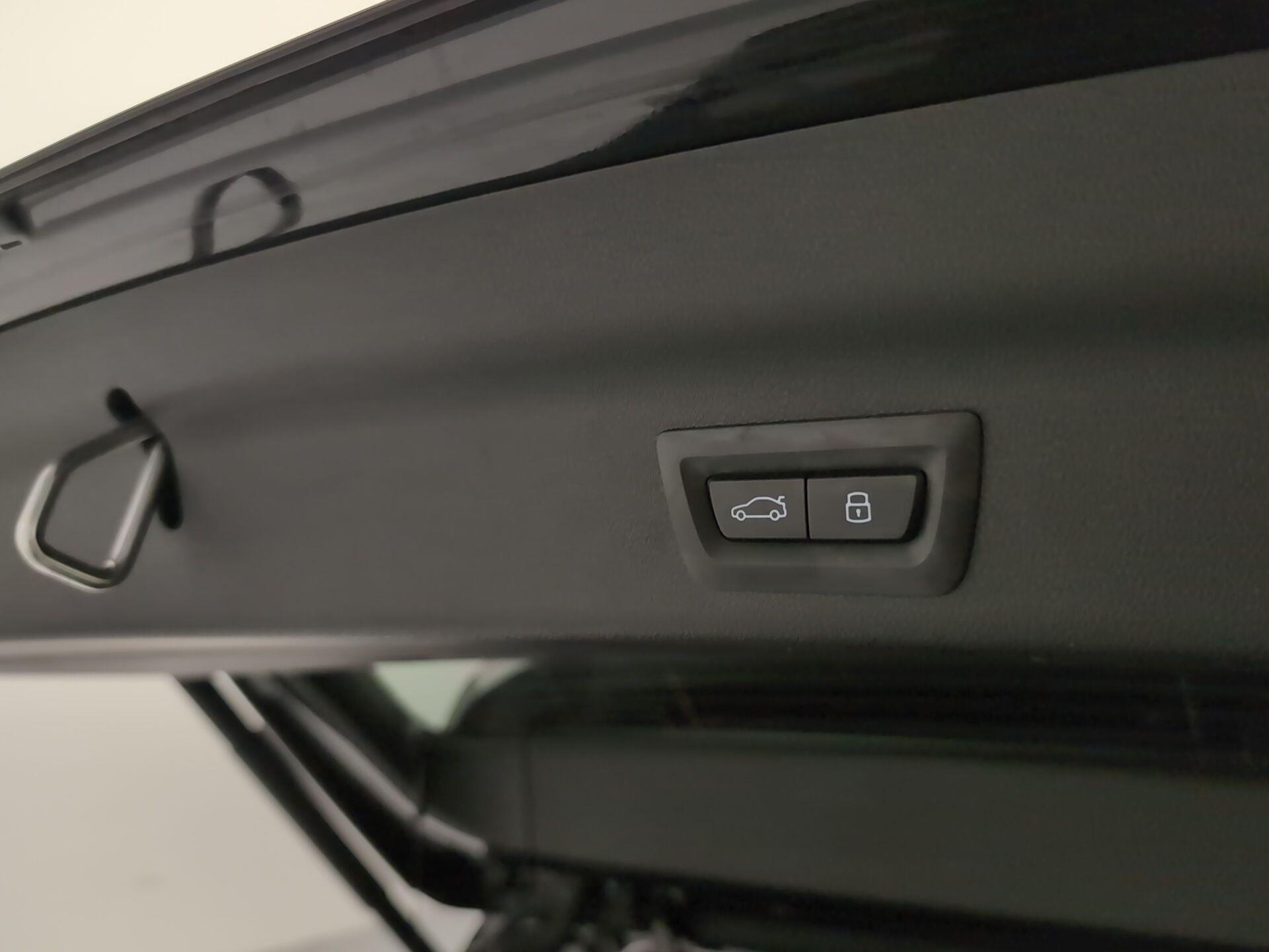 BMW X1 xDrive30e color Negro. Año 2025. 240KW(326CV). Híbrido Electro/Gasolina. En concesionario Automotor Premium Velázquez - Málaga de Málaga