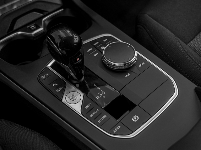 BMW Serie 1 118d color Gris. Año 2024. 110KW(150CV). Diésel. En concesionario Caetano Cuzco, Alcalá de Madrid