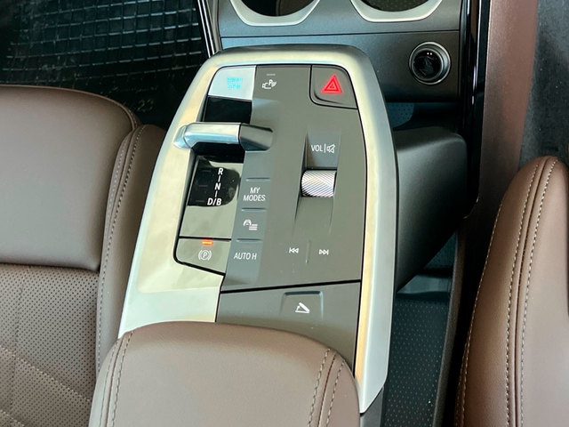 BMW iX2 xDrive30 color Blanco. Año 2025. 230KW(313CV). Eléctrico. En concesionario MURCIA PREMIUM S.L. JUAN CARLOS I de Murcia