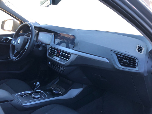 BMW Serie 1 118d color Gris. Año 2024. 110KW(150CV). Diésel. En concesionario Vehinter Alcorcón de Madrid