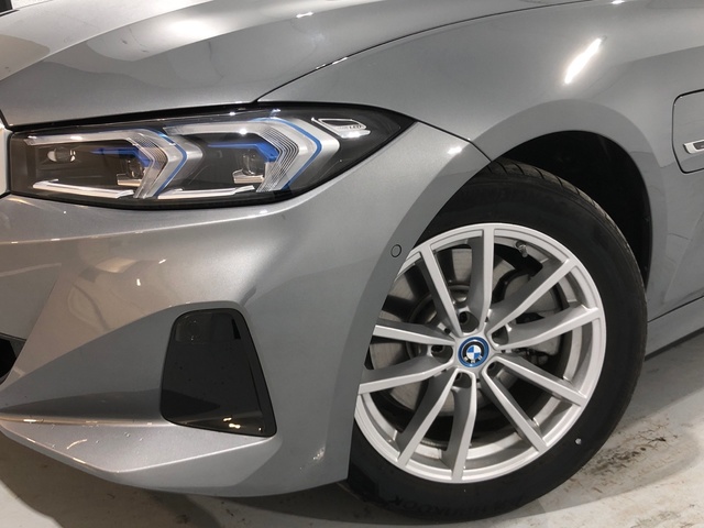 BMW Serie 3 320e color Gris. Año 2024. 150KW(204CV). Híbrido Electro/Gasolina. En concesionario Auto Premier, S.A. - MADRID de Madrid