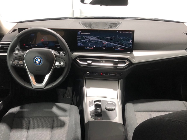 BMW Serie 3 320e color Gris. Año 2024. 150KW(204CV). Híbrido Electro/Gasolina. En concesionario Auto Premier, S.A. - MADRID de Madrid