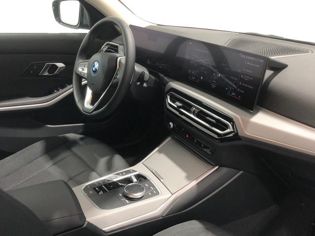 BMW Serie 3 320e color Gris. Año 2024. 150KW(204CV). Híbrido Electro/Gasolina. En concesionario Auto Premier, S.A. - MADRID de Madrid
