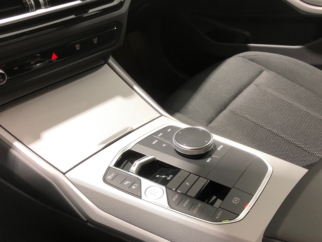 BMW Serie 3 320e color Gris. Año 2024. 150KW(204CV). Híbrido Electro/Gasolina. En concesionario Auto Premier, S.A. - MADRID de Madrid