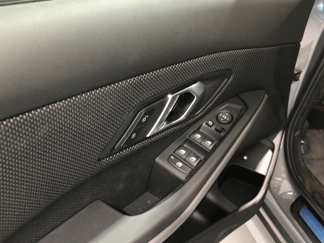 BMW Serie 3 320e color Gris. Año 2024. 150KW(204CV). Híbrido Electro/Gasolina. En concesionario Auto Premier, S.A. - MADRID de Madrid