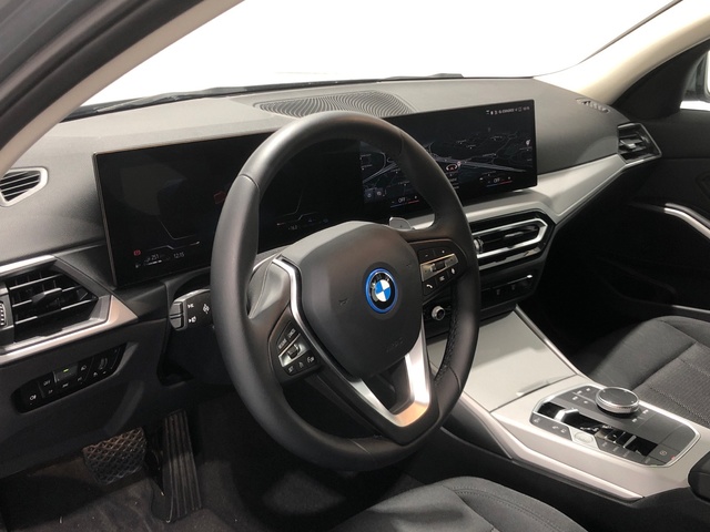 BMW Serie 3 320e color Gris. Año 2024. 150KW(204CV). Híbrido Electro/Gasolina. En concesionario Auto Premier, S.A. - MADRID de Madrid