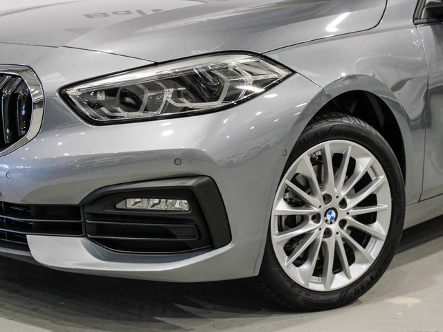 BMW Serie 1 118d color Gris. Año 2024. 110KW(150CV). Diésel. En concesionario Barcelona Premium -- GRAN VIA de Barcelona