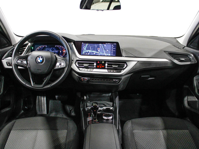 BMW Serie 1 118d color Gris. Año 2024. 110KW(150CV). Diésel. En concesionario Barcelona Premium -- GRAN VIA de Barcelona