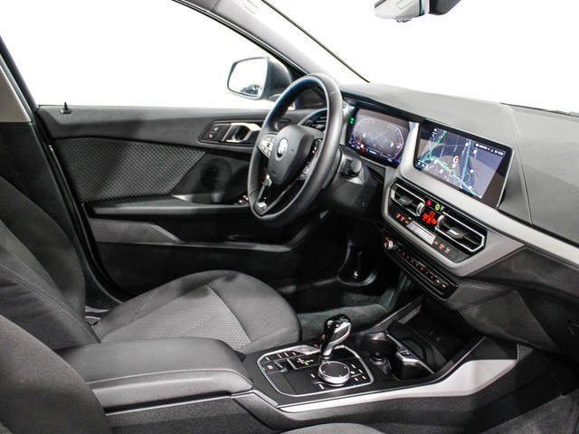 BMW Serie 1 118d color Gris. Año 2024. 110KW(150CV). Diésel. En concesionario Barcelona Premium -- GRAN VIA de Barcelona