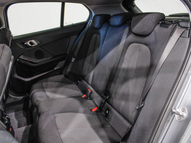 BMW Serie 1 118d color Gris. Año 2024. 110KW(150CV). Diésel. En concesionario Barcelona Premium -- GRAN VIA de Barcelona