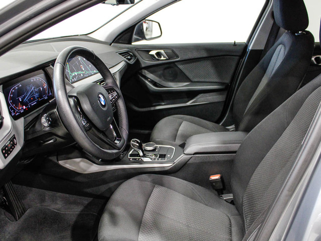 BMW Serie 1 118d color Gris. Año 2024. 110KW(150CV). Diésel. En concesionario Barcelona Premium -- GRAN VIA de Barcelona