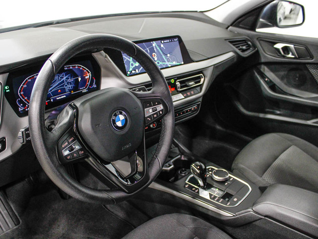 BMW Serie 1 118d color Gris. Año 2024. 110KW(150CV). Diésel. En concesionario Barcelona Premium -- GRAN VIA de Barcelona