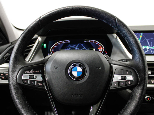 BMW Serie 1 118d color Gris. Año 2024. 110KW(150CV). Diésel. En concesionario Barcelona Premium -- GRAN VIA de Barcelona