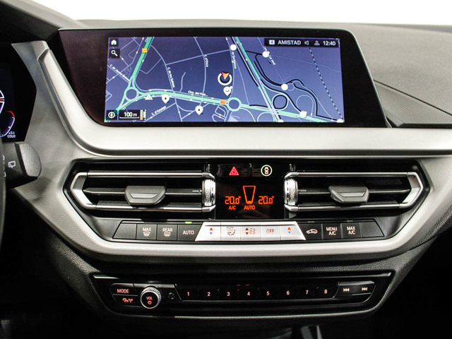 BMW Serie 1 118d color Gris. Año 2024. 110KW(150CV). Diésel. En concesionario Barcelona Premium -- GRAN VIA de Barcelona