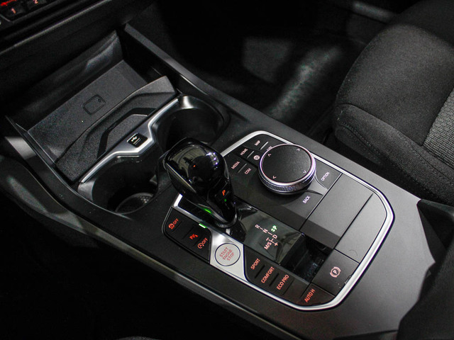 BMW Serie 1 118d color Gris. Año 2024. 110KW(150CV). Diésel. En concesionario Barcelona Premium -- GRAN VIA de Barcelona