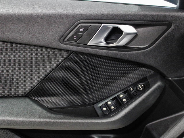 BMW Serie 1 118d color Gris. Año 2024. 110KW(150CV). Diésel. En concesionario Barcelona Premium -- GRAN VIA de Barcelona