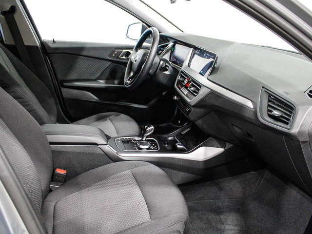 BMW Serie 1 118d color Gris. Año 2024. 110KW(150CV). Diésel. En concesionario Barcelona Premium -- GRAN VIA de Barcelona