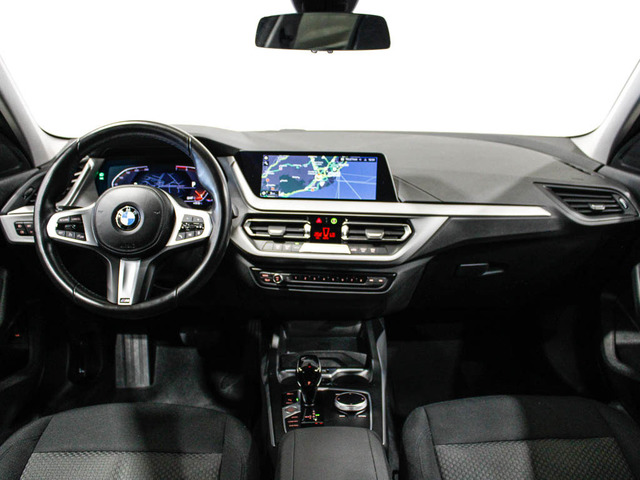 BMW Serie 1 118i color Blanco. Año 2024. 103KW(140CV). Gasolina. En concesionario Barcelona Premium -- GRAN VIA de Barcelona