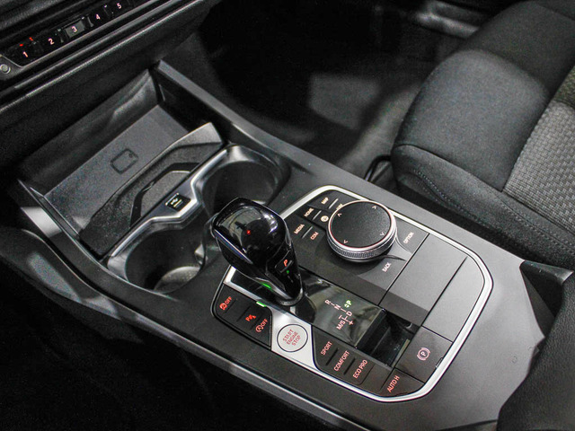 BMW Serie 1 118i color Blanco. Año 2024. 103KW(140CV). Gasolina. En concesionario Barcelona Premium -- GRAN VIA de Barcelona