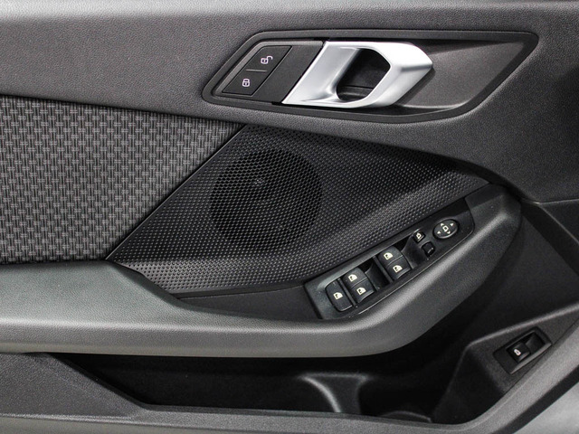 BMW Serie 1 118i color Blanco. Año 2024. 103KW(140CV). Gasolina. En concesionario Barcelona Premium -- GRAN VIA de Barcelona