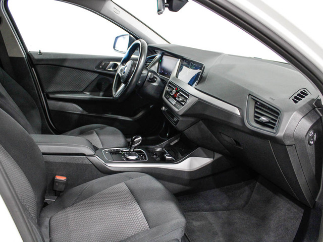 BMW Serie 1 118i color Blanco. Año 2024. 103KW(140CV). Gasolina. En concesionario Barcelona Premium -- GRAN VIA de Barcelona