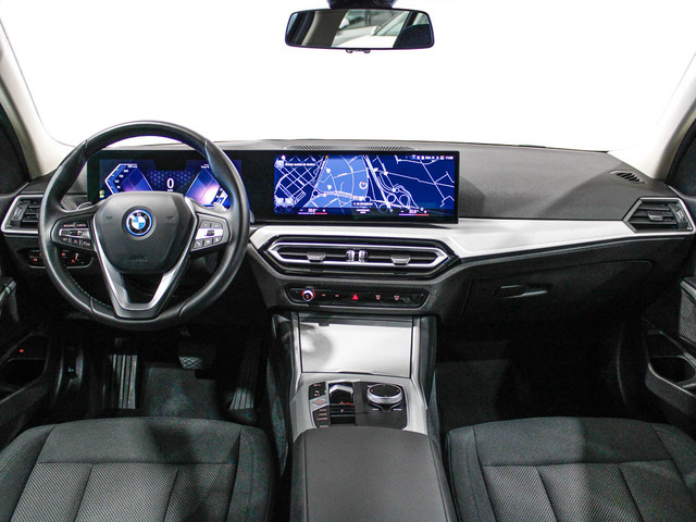 BMW Serie 3 320e color Gris. Año 2024. 150KW(204CV). Híbrido Electro/Gasolina. En concesionario Barcelona Premium -- GRAN VIA de Barcelona