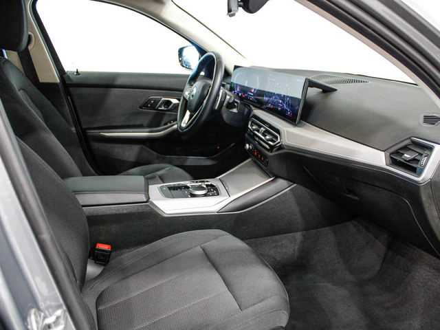 BMW Serie 3 320e color Gris. Año 2024. 150KW(204CV). Híbrido Electro/Gasolina. En concesionario Barcelona Premium -- GRAN VIA de Barcelona