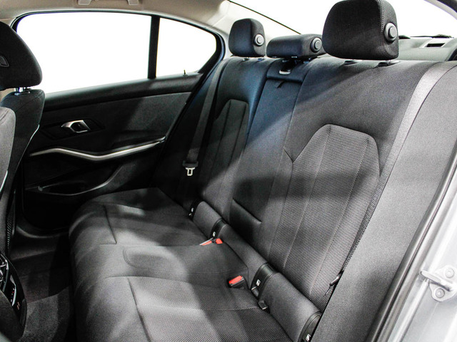 BMW Serie 3 320e color Gris. Año 2024. 150KW(204CV). Híbrido Electro/Gasolina. En concesionario Barcelona Premium -- GRAN VIA de Barcelona