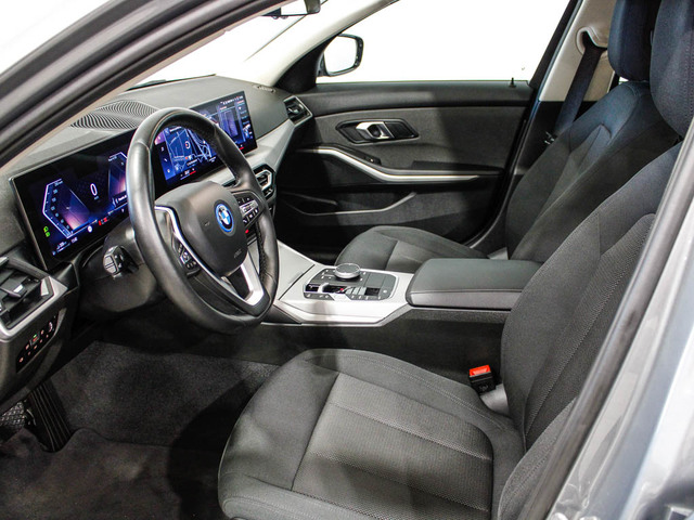 BMW Serie 3 320e color Gris. Año 2024. 150KW(204CV). Híbrido Electro/Gasolina. En concesionario Barcelona Premium -- GRAN VIA de Barcelona