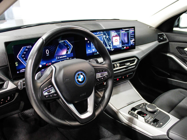 BMW Serie 3 320e color Gris. Año 2024. 150KW(204CV). Híbrido Electro/Gasolina. En concesionario Barcelona Premium -- GRAN VIA de Barcelona