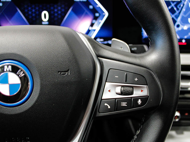 BMW Serie 3 320e color Gris. Año 2024. 150KW(204CV). Híbrido Electro/Gasolina. En concesionario Barcelona Premium -- GRAN VIA de Barcelona