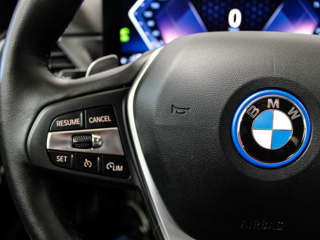 BMW Serie 3 320e color Gris. Año 2024. 150KW(204CV). Híbrido Electro/Gasolina. En concesionario Barcelona Premium -- GRAN VIA de Barcelona