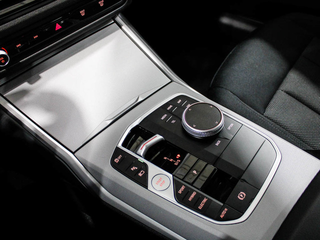 BMW Serie 3 320e color Gris. Año 2024. 150KW(204CV). Híbrido Electro/Gasolina. En concesionario Barcelona Premium -- GRAN VIA de Barcelona