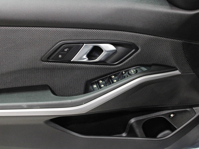 BMW Serie 3 320e color Gris. Año 2024. 150KW(204CV). Híbrido Electro/Gasolina. En concesionario Barcelona Premium -- GRAN VIA de Barcelona