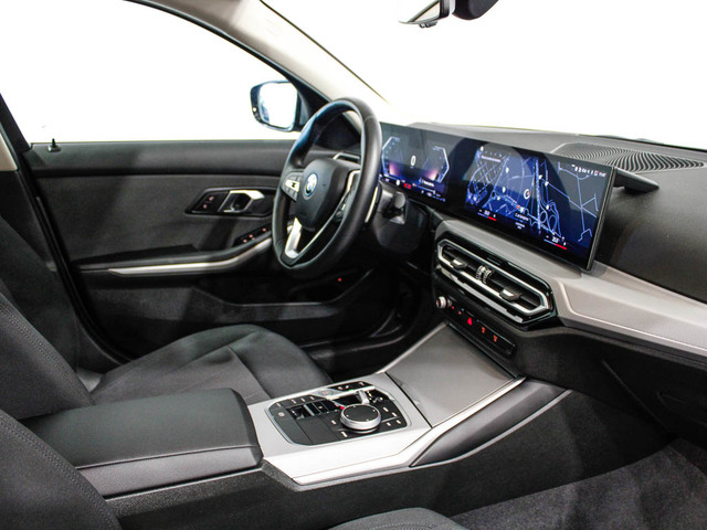 BMW Serie 3 320e color Gris. Año 2024. 150KW(204CV). Híbrido Electro/Gasolina. En concesionario Barcelona Premium -- GRAN VIA de Barcelona