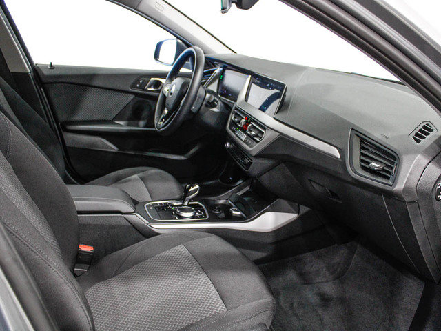 BMW Serie 1 118d color Gris. Año 2024. 110KW(150CV). Diésel. En concesionario Barcelona Premium -- GRAN VIA de Barcelona