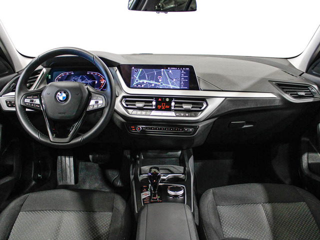 BMW Serie 1 118d color Gris. Año 2024. 110KW(150CV). Diésel. En concesionario Barcelona Premium -- GRAN VIA de Barcelona