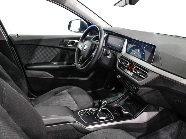 BMW Serie 1 118d color Gris. Año 2024. 110KW(150CV). Diésel. En concesionario Barcelona Premium -- GRAN VIA de Barcelona